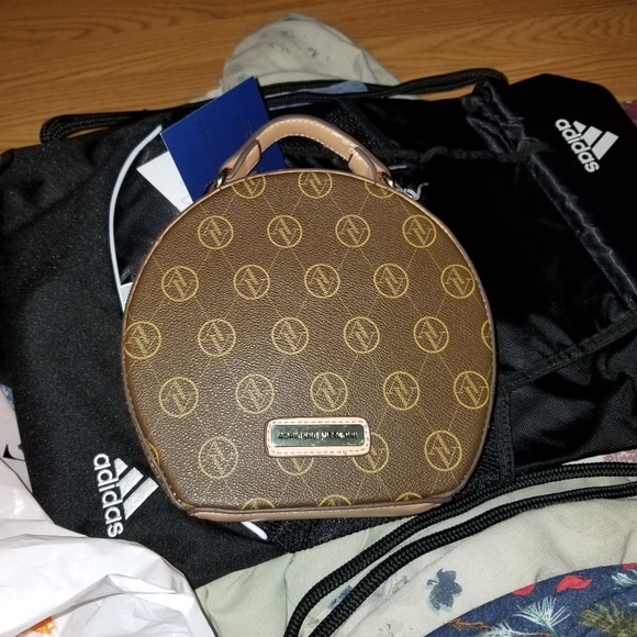 Adrienne Vittadini clam crossbody - Picture 2 of 2